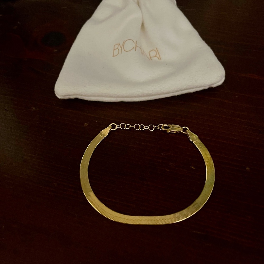 Bychari Kira Gold Bracelet
NWOT
Discontinued and rare to find. - Picture 2 of 2